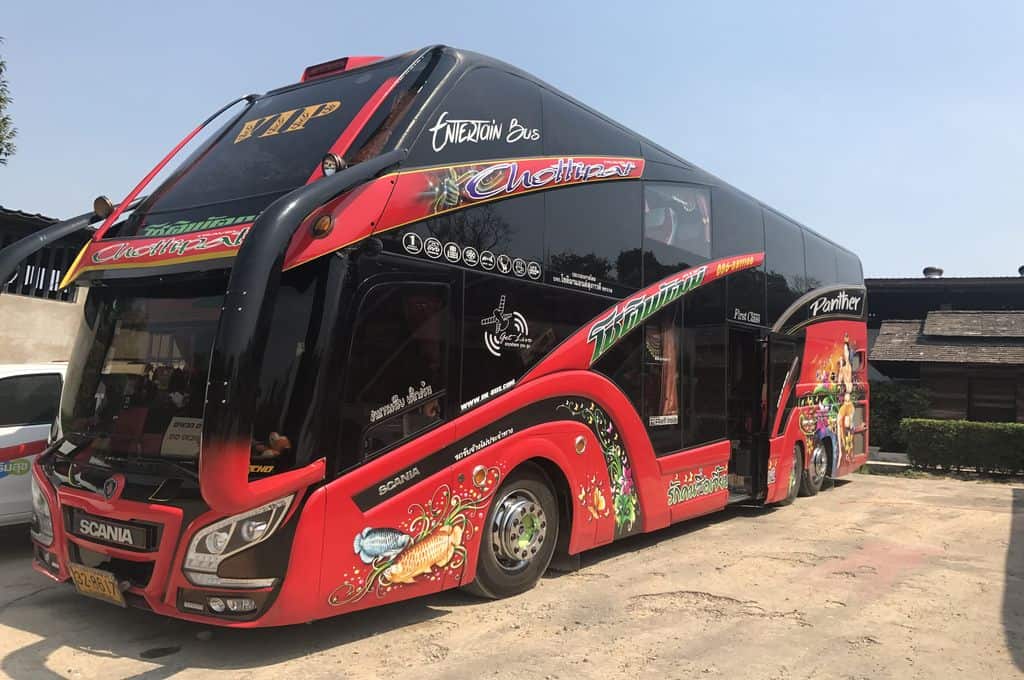 VIP תאילנדי צבעוני שחור-אדום - Entertain Bus לטיולים בתאילנד