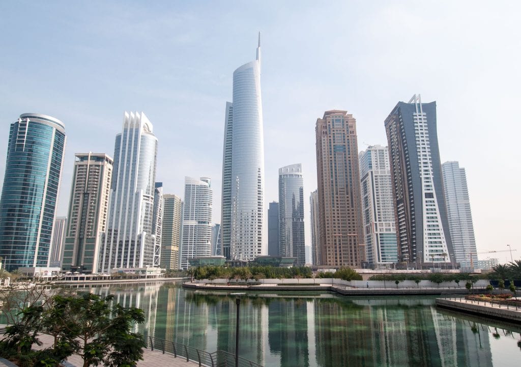 הרקיע של דובאי - גורדי שחקים מודרניים משתקפים באגם, Jumeirah Lakes Towers